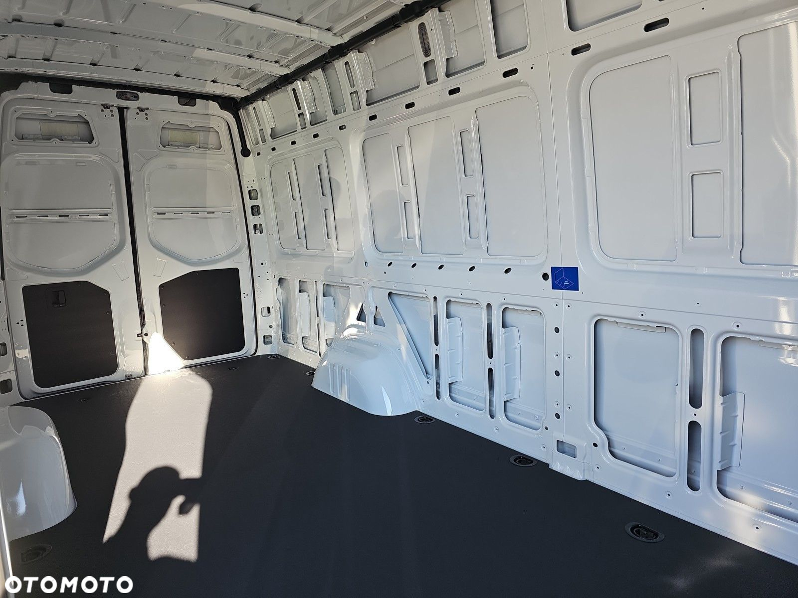 Mercedes-Benz Sprinter 320 e - 12