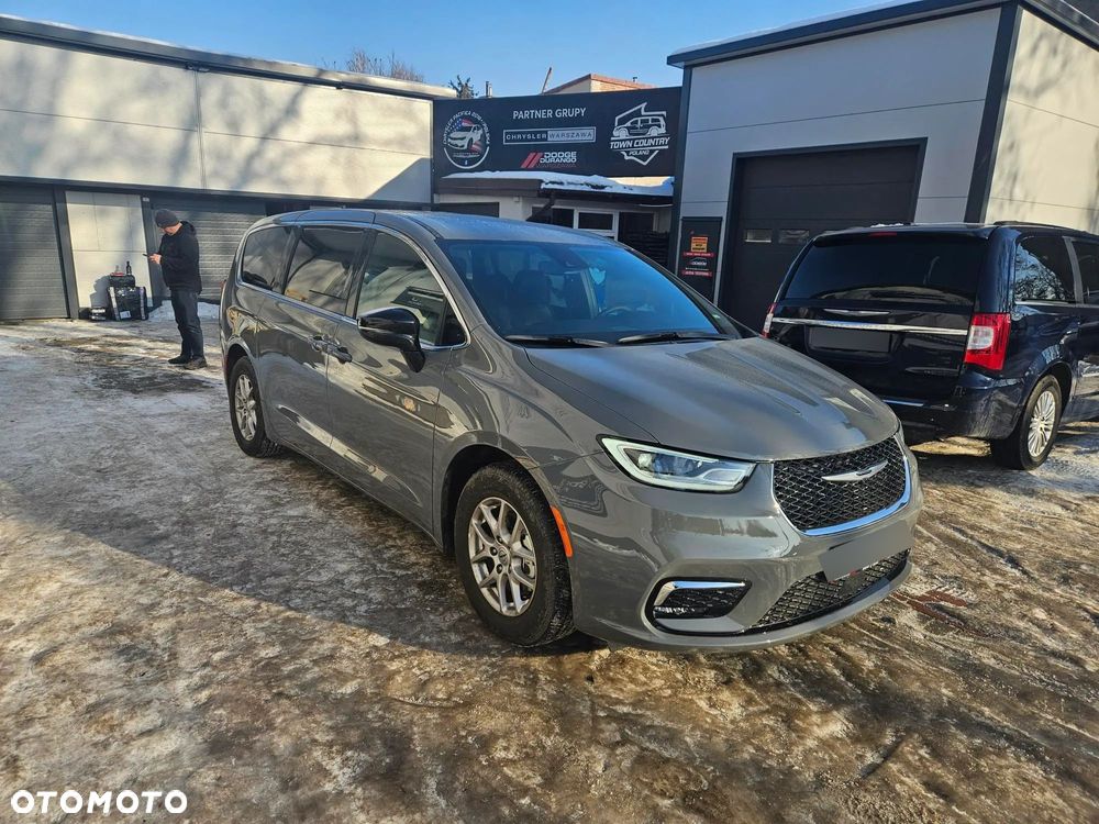 Chrysler Pacifica - 4