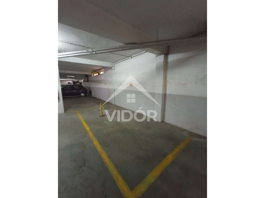 Garagem na Rua Bernardim Ribeiro - Montes Burgos - Grande imagem: 3/5