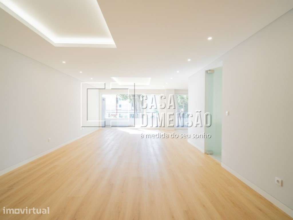 Apartamento de tipologia T3 novo com 185m2, com varanda, inserido n... - Grande imagem: 5/60
