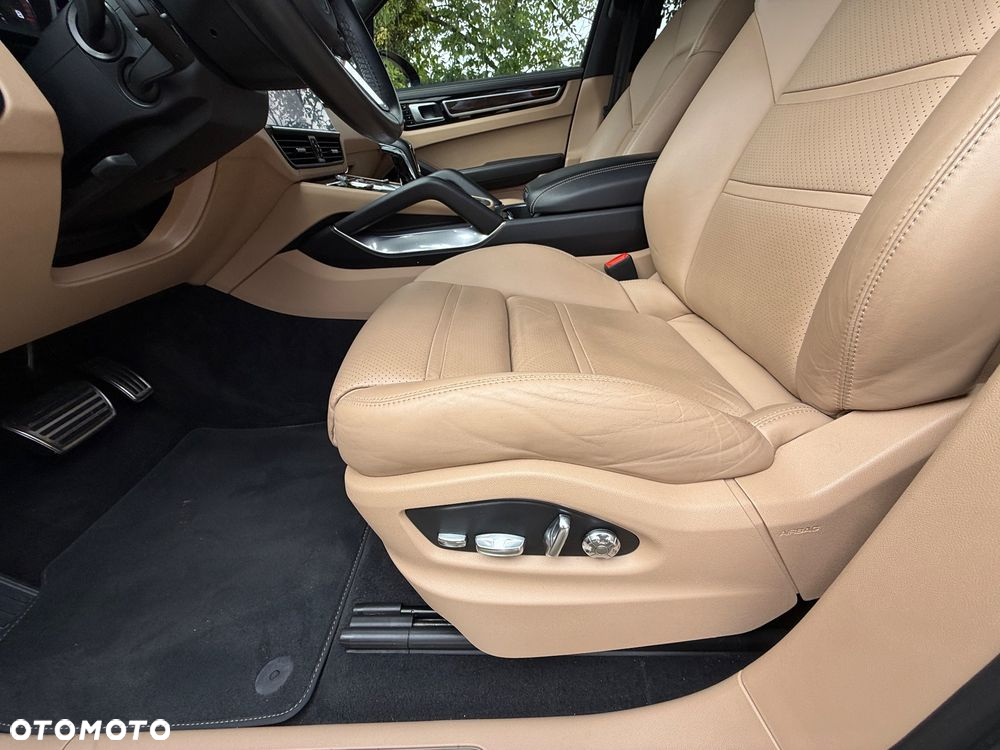 Porsche Cayenne Coupe Turbo S E-Hybrid - 25