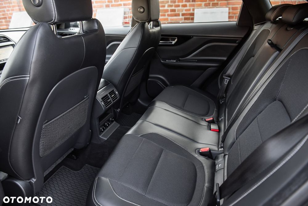 Jaguar F-Pace 2.0 i4D AWD R-Sport - 28