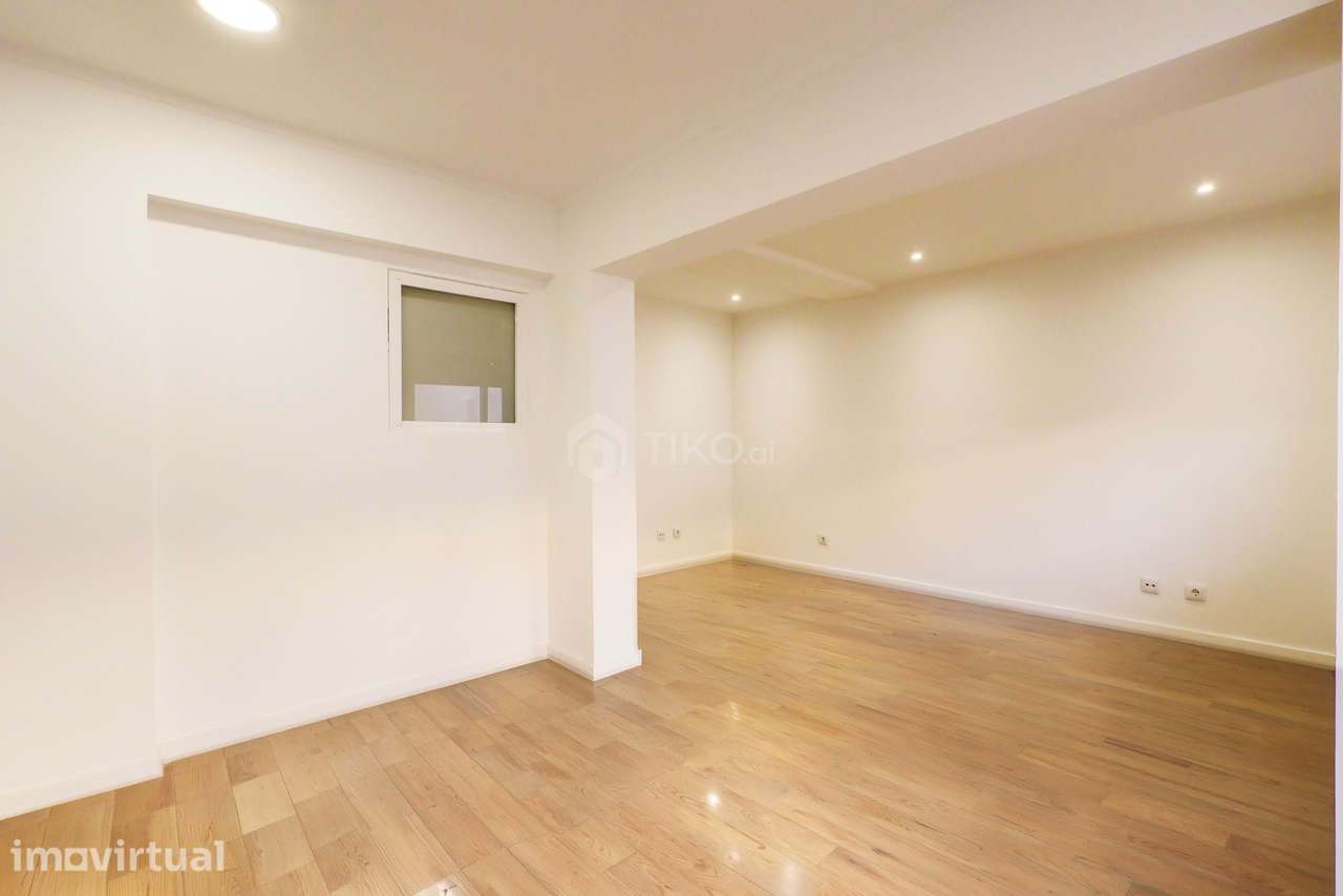OPORTUNIDADE ÚNICA NA AMADORA – IMÓVEL TOTALMENTE REMODELADO COM LOGR - Grande imagem: 3/23