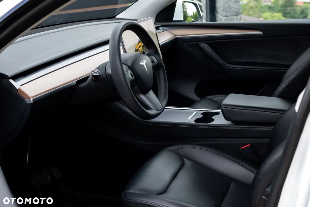 Tesla Model Y - 17