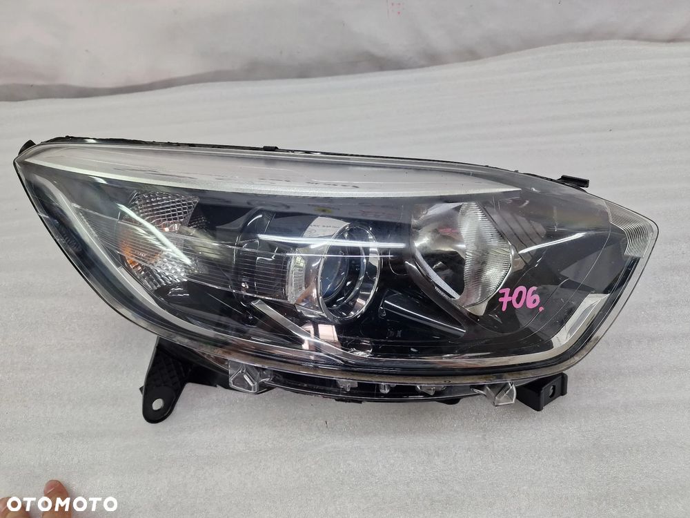 RENAULT CAPTUR 12- ŁADNA PRAWA LAMPA PRZEDNIA PRZÓD , NR 260100947R , NR AUKCJI LA706 - 1