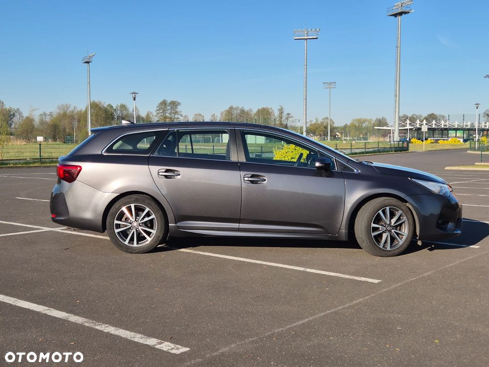 Toyota Avensis 1.6 Active - 6