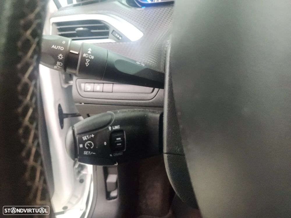 Peugeot 2008 1.2 PureTech Allure - 18