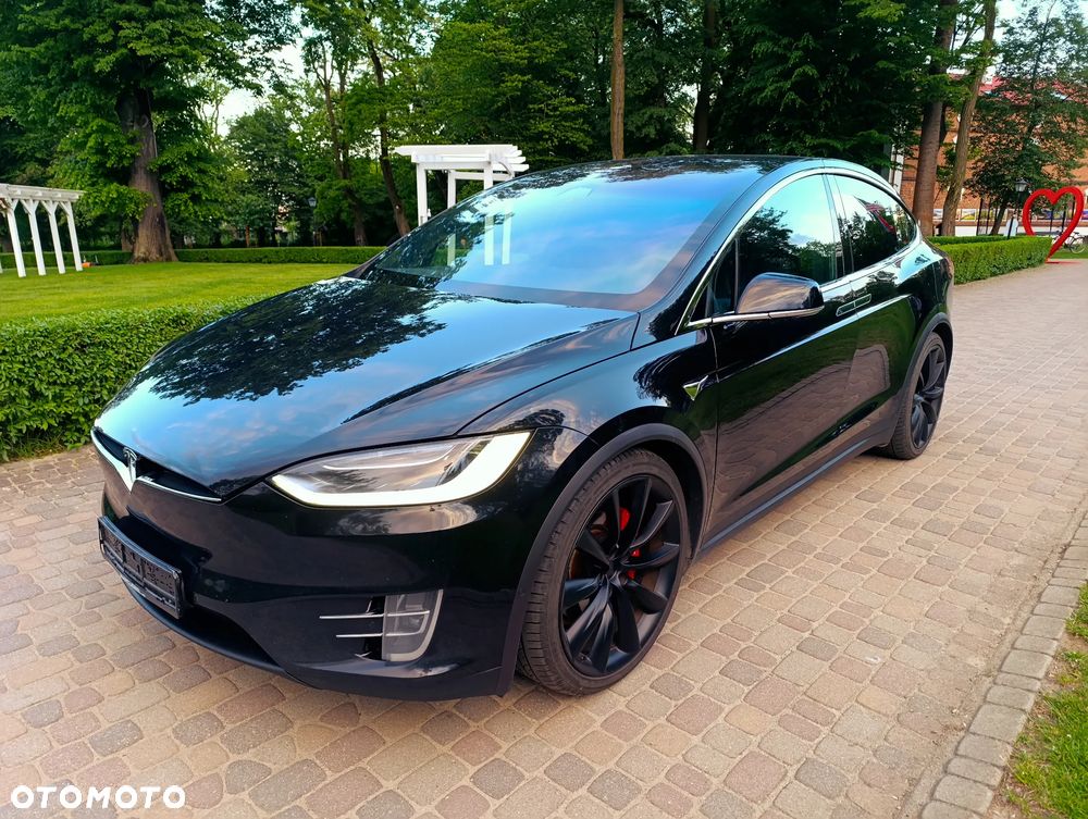 Tesla Model X - 11