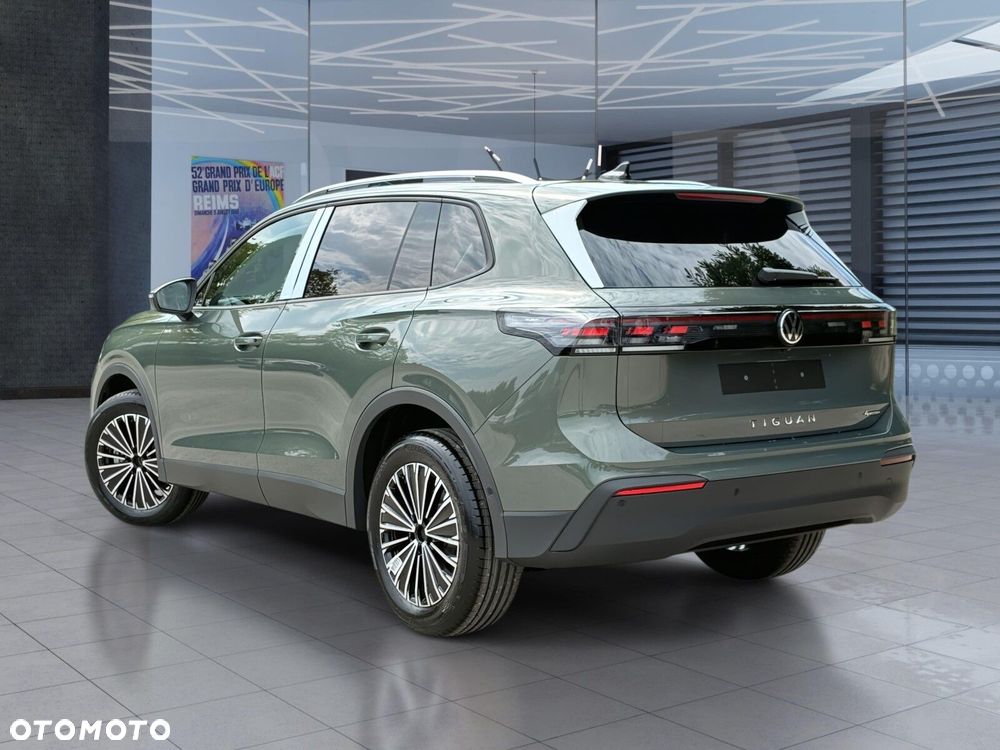 Volkswagen Tiguan - 11