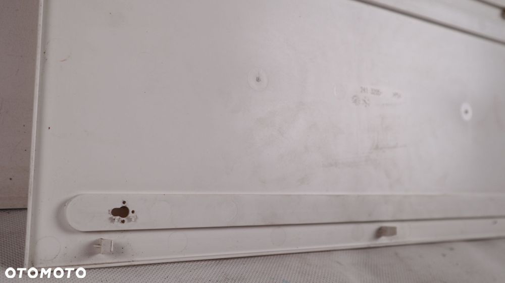 KAMPER PRZYCZEPA KEMPINGOWA ZAMKNIĘCIE KRATKI WENTYLACYJNEJ LODÓWKI  48 CM X 22,3 CM - 7