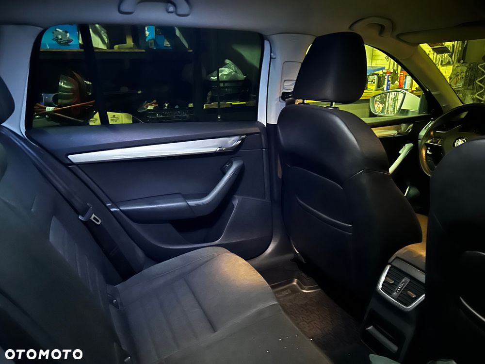 Skoda Octavia 2.0 TDI 4x4 Elegance DSG - 5