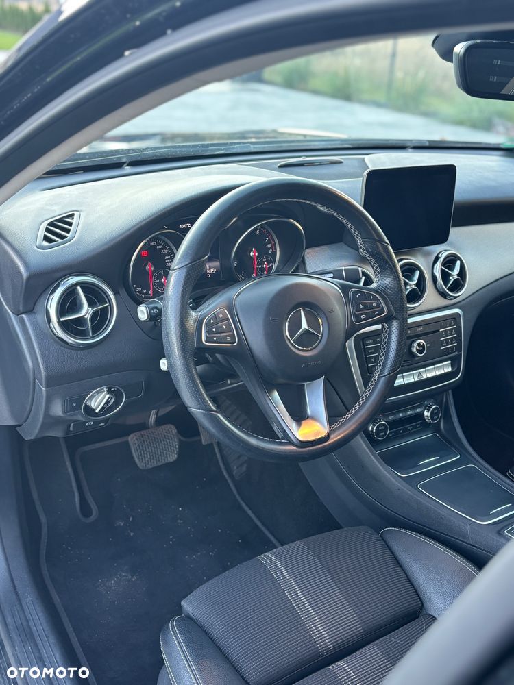 Mercedes-Benz GLA 180 7G-DCT Urban - 10