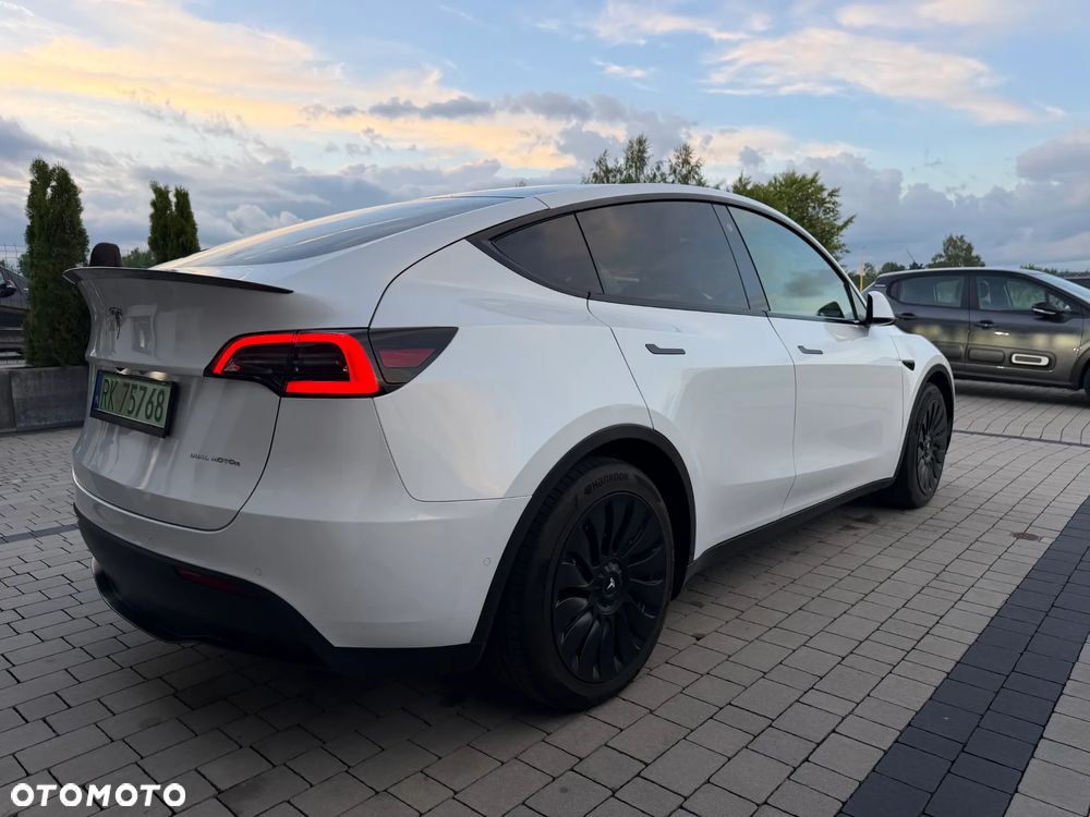 Tesla Model Y Long Range AWD - 8
