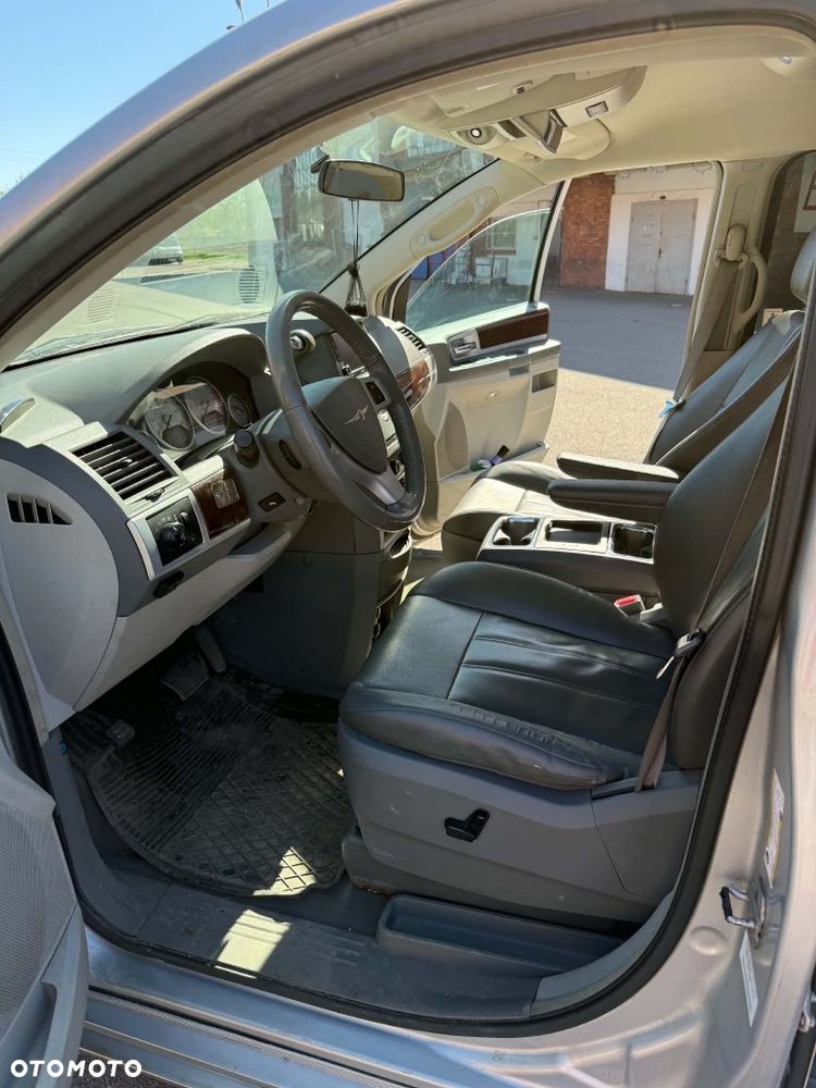 Chrysler Town & Country - 7
