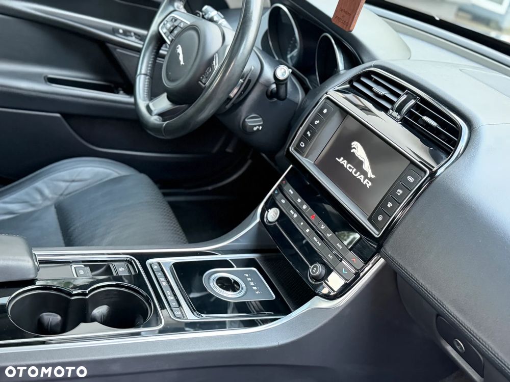 Jaguar XE 2.0 D Portfolio - 31