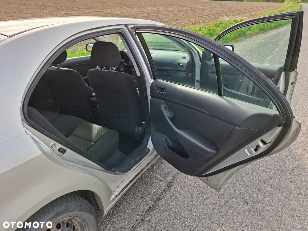 Toyota Avensis 1.8 VVT-i Luna - 26
