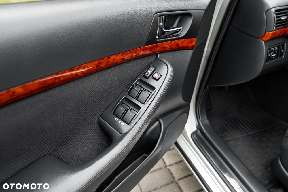 Toyota Avensis 1.8 VVT-i Executive - 17