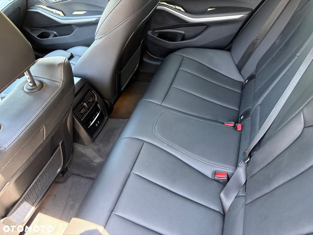 BMW Seria 3 320e PHEV - 13