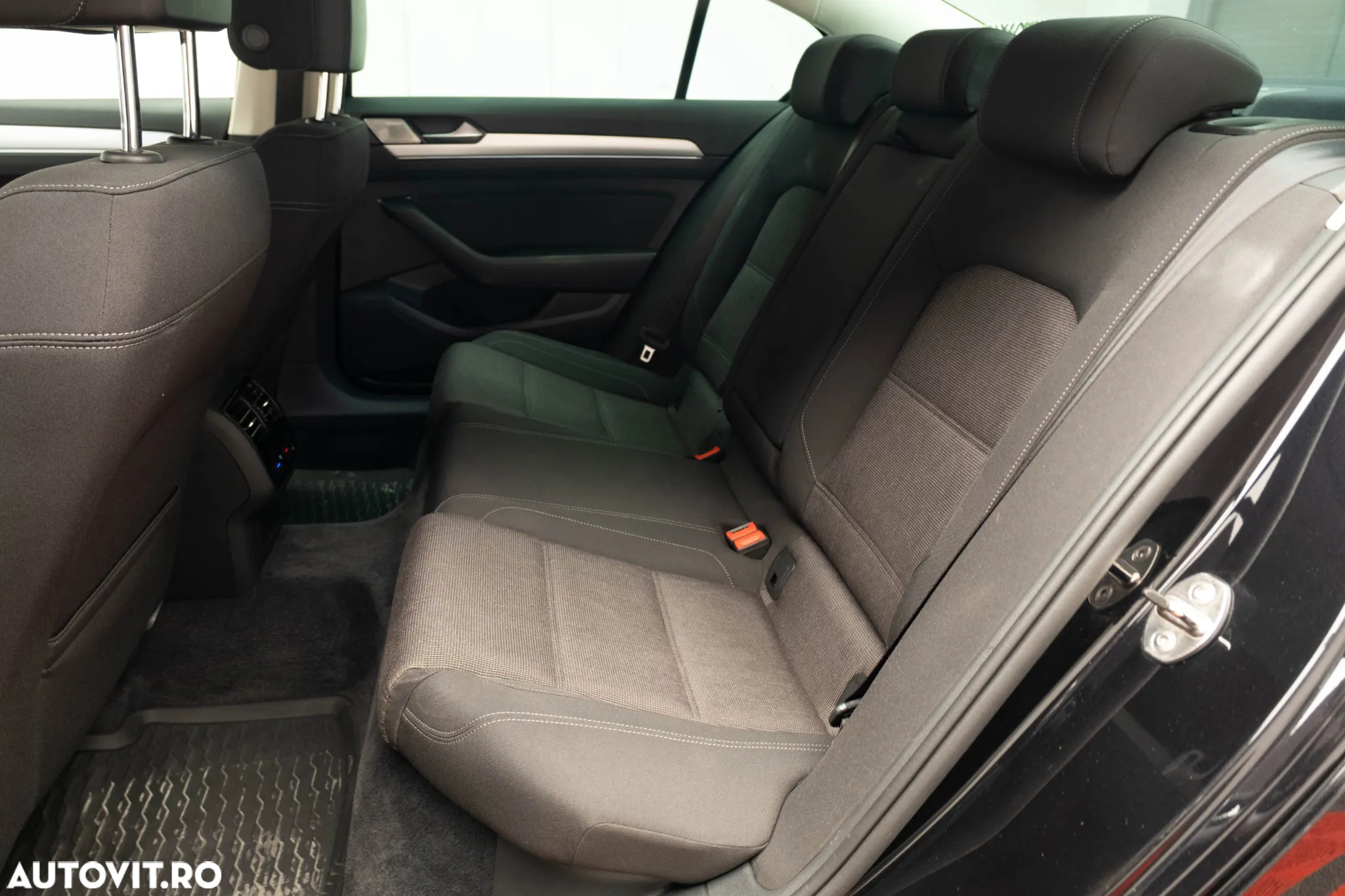 Volkswagen Passat 1.6 TDI DSG Trendline - 23