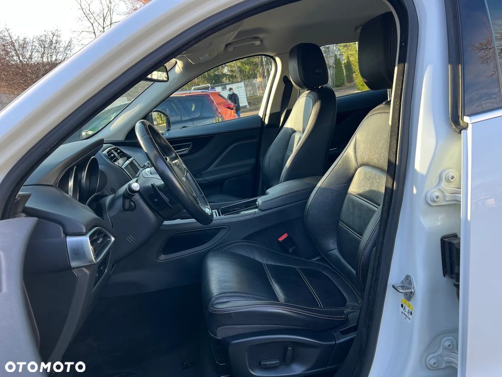 Jaguar F-Pace P250 AWD R-Dynamic SE - 8