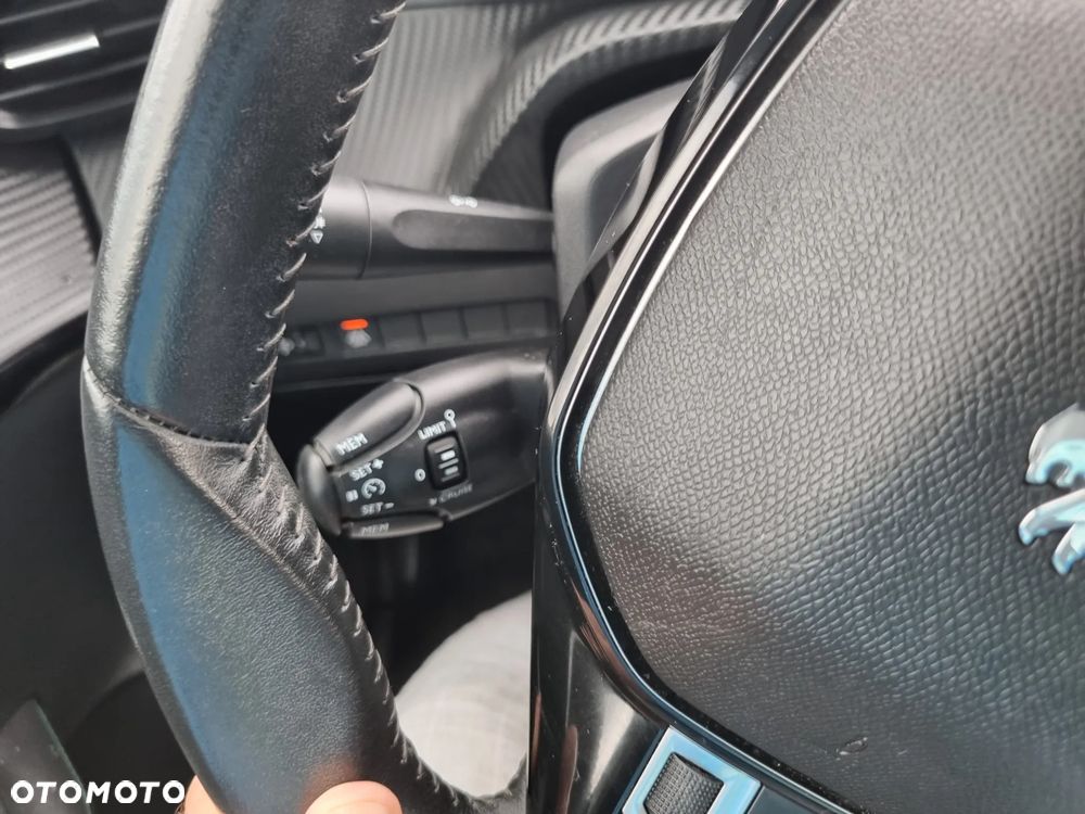 Peugeot 208 TURBO 100 Allure - 15