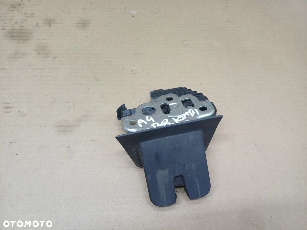 Audi A4 B8 kombi zamek klapy tył 8K9827505A - 2