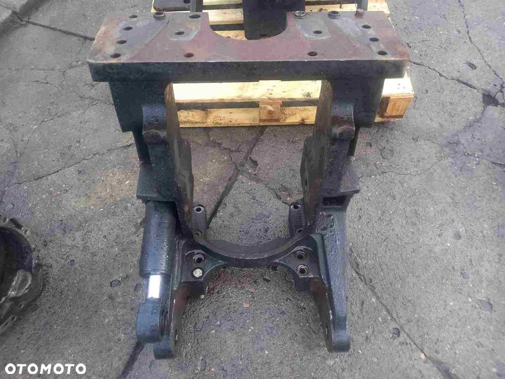 Wspornik przedniego amortyzowanego mostu kołyska Deutz Fahr Agroton 620 TTV - 1