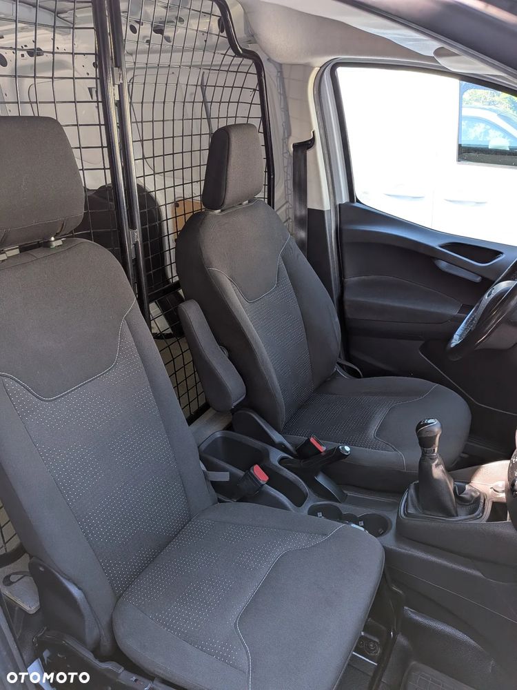 Ford Transit Courier - 13