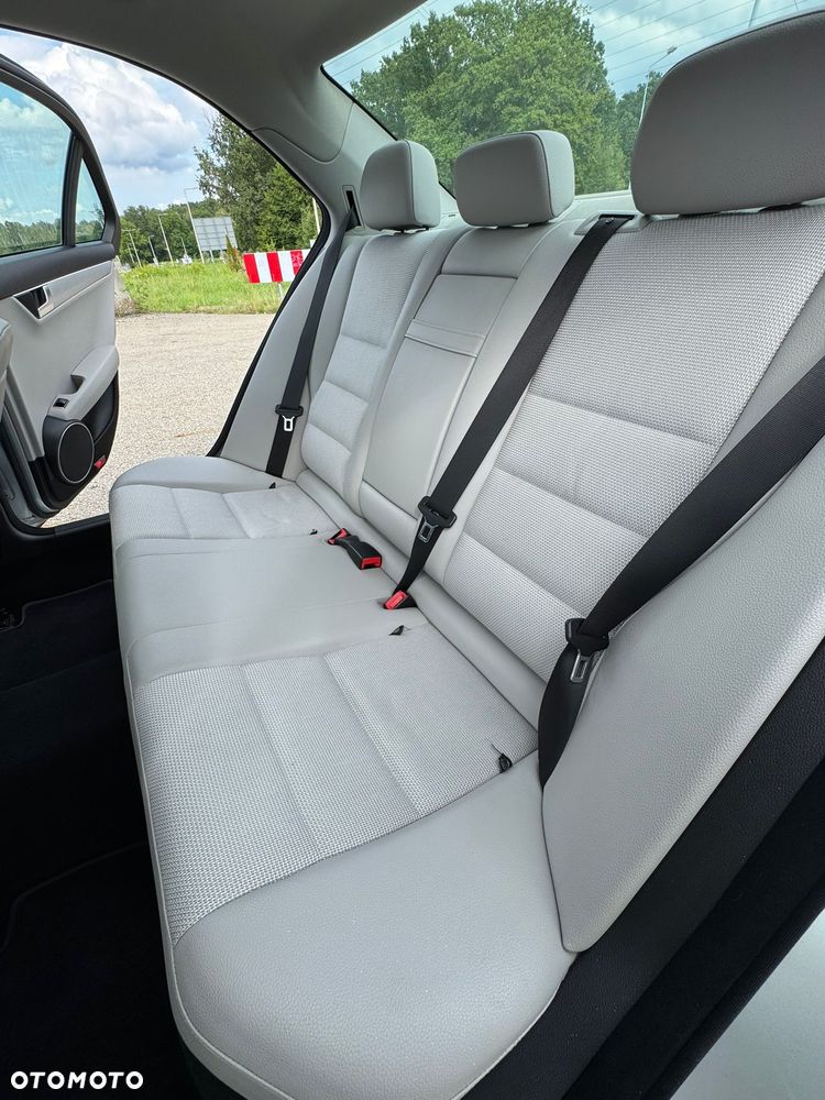 Mercedes-Benz Klasa C 250 7G-TRONIC Avantgarde Edition - 26