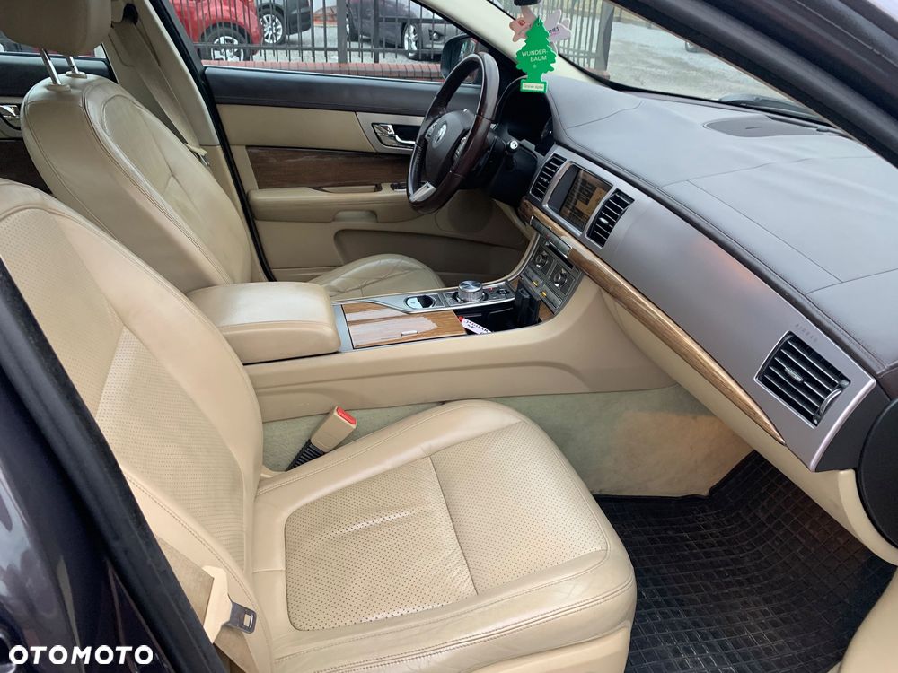 Jaguar XF 2.7 V6 Premium Luxury - 30