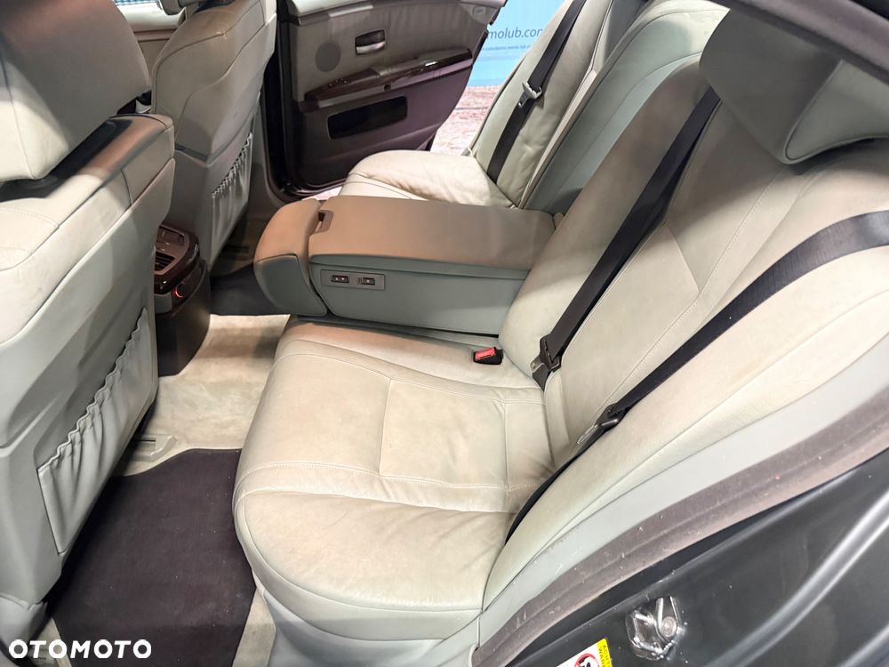 BMW Seria 7 745i - 29