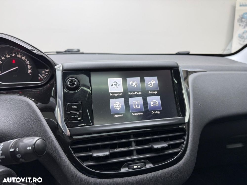 Peugeot 208 1.2 L PureTech Turbo Allure - 12
