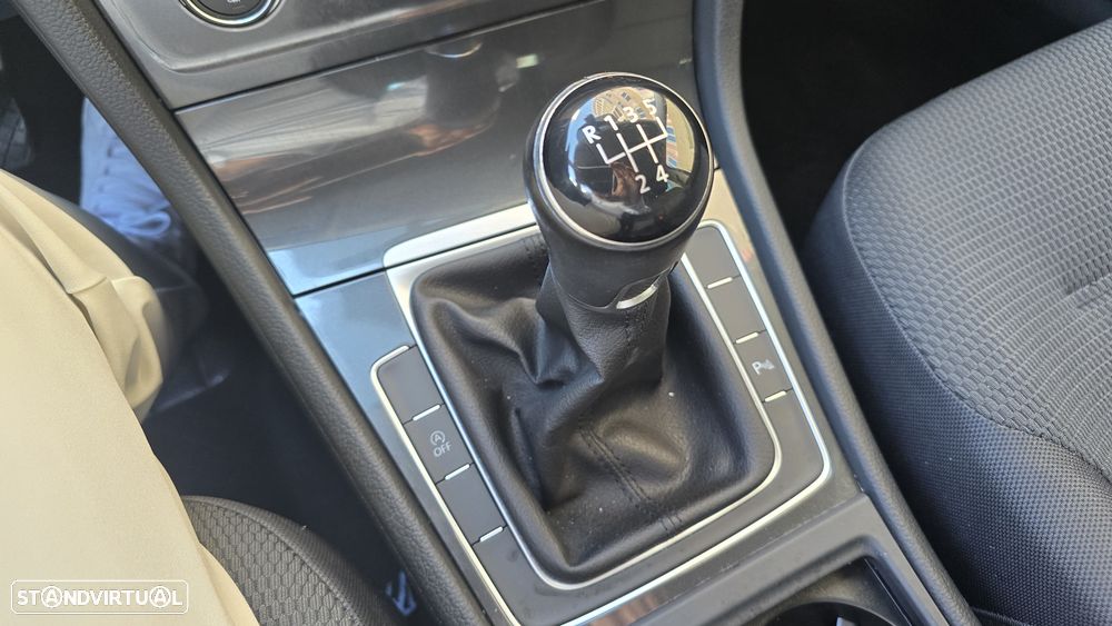 VW Golf 1.6 TDI Confortline - 29