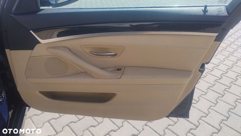 BMW Seria 5 528i xDrive Luxury Line - 36