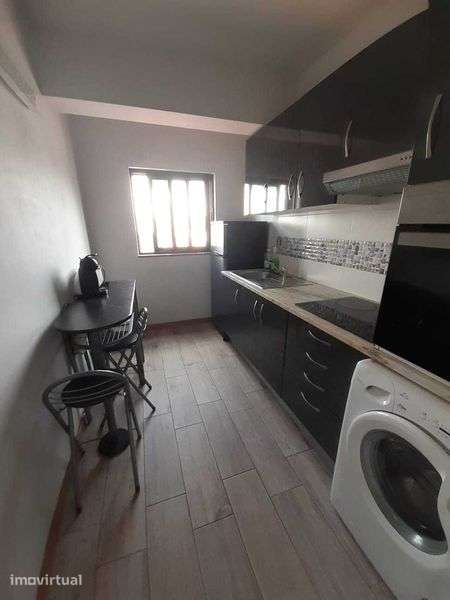 Arrenda-se para todo o ano um agradável T1 mobilado e equipado - Grande imagem: 3/6