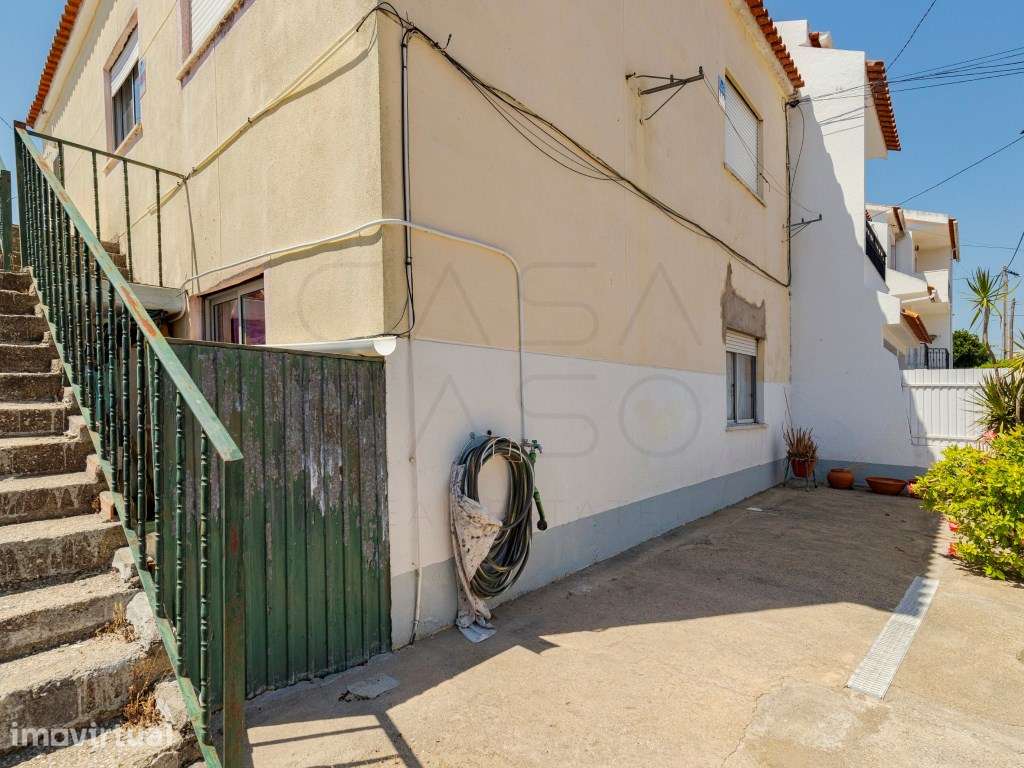 Moradia bifamiliar, de gaveto, logradouro, T2 no R/C e T2 no 1º pis... - Grande imagem: 5/26