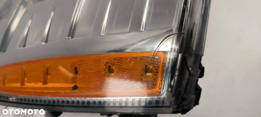 Lampa prawa przód Cadillac Escalade 6.2  2007r. - 2