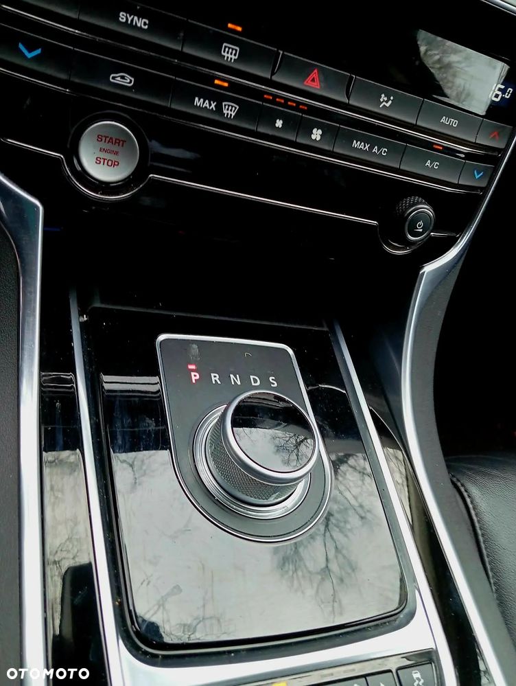 Jaguar XE 2.0 D Prestige - 5