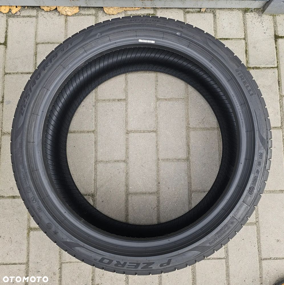 Pirelli P Zero 225/40R19 93 Y - 3