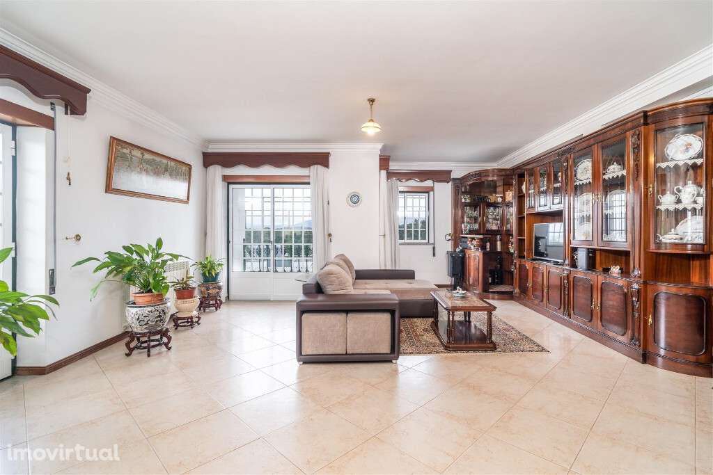 Moradia M5 com garagem e lugar de garagem em zona de Santa Clara - Grande imagem: 2/16