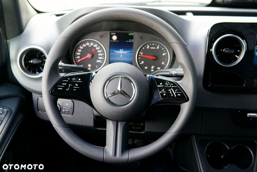 Mercedes-Benz Sprinter - 14