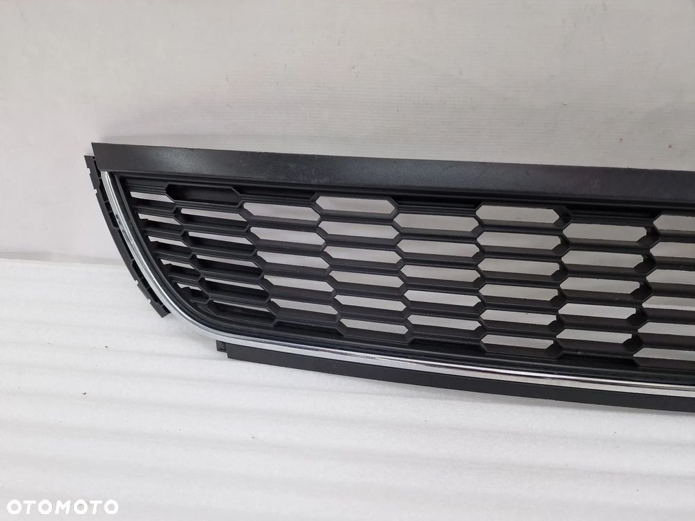 VW POLO 6R0 08- KRATKA ŚRODKOWA ZDERZAKA PRZEDNIEGO Z CHROMEM , NR 6R0853677B , NR AUKCJI K167 - 12