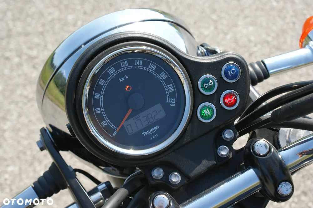Triumph Bonneville - 10