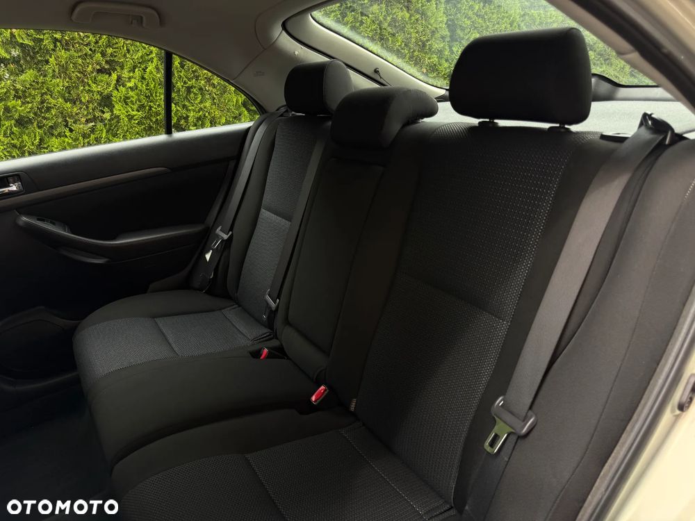 Toyota Avensis 1.8 VVT-i Sol - 19