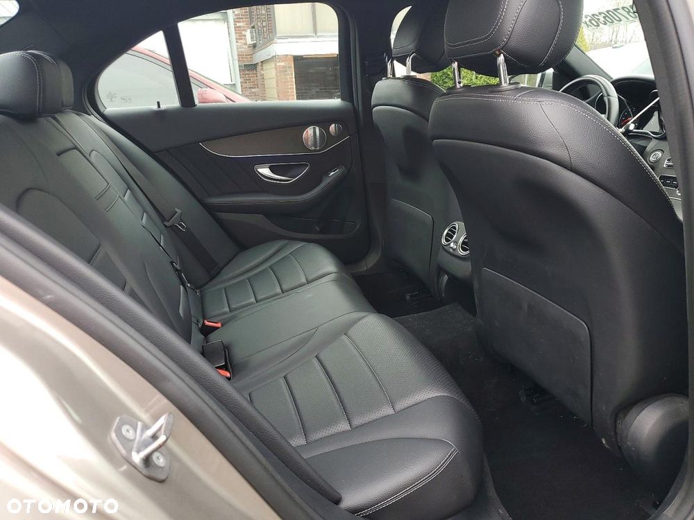 Mercedes-Benz Klasa C 300 4Matic 9G-TRONIC AMG Line - 10
