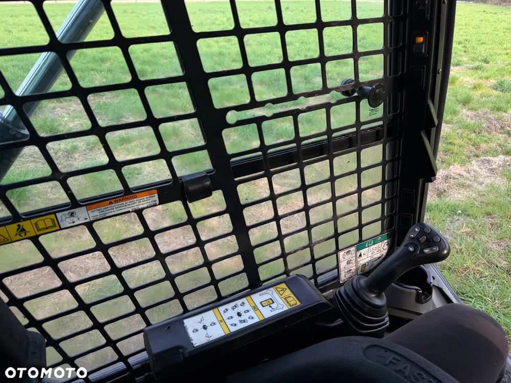 Bobcat S450 ładowarka 4x4 wózek terenowy. Łyżka. Pełne sterowanie z dżojstika jazda i praca. Aktualne serwisy DEKRA 2026r. Dokumentacja Pełna. Silnik Kubota 4cyl 55km. Maszyna Jak Nowa z Salonu! Pochodzi z Norweskiego Gospodarstwa! 2019 rok 1880 mtg! Zero luzów i wycieków. Bardzo mocna i wydajna maszyna o małych gabarytach! Idealna do stajni oraz Budownictwa. OKAZJA TANIO 3 wyjścia Hydrauliczne pod urządzenia!! - 28