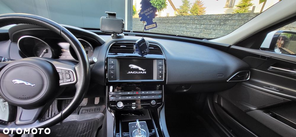 Jaguar XE - 8