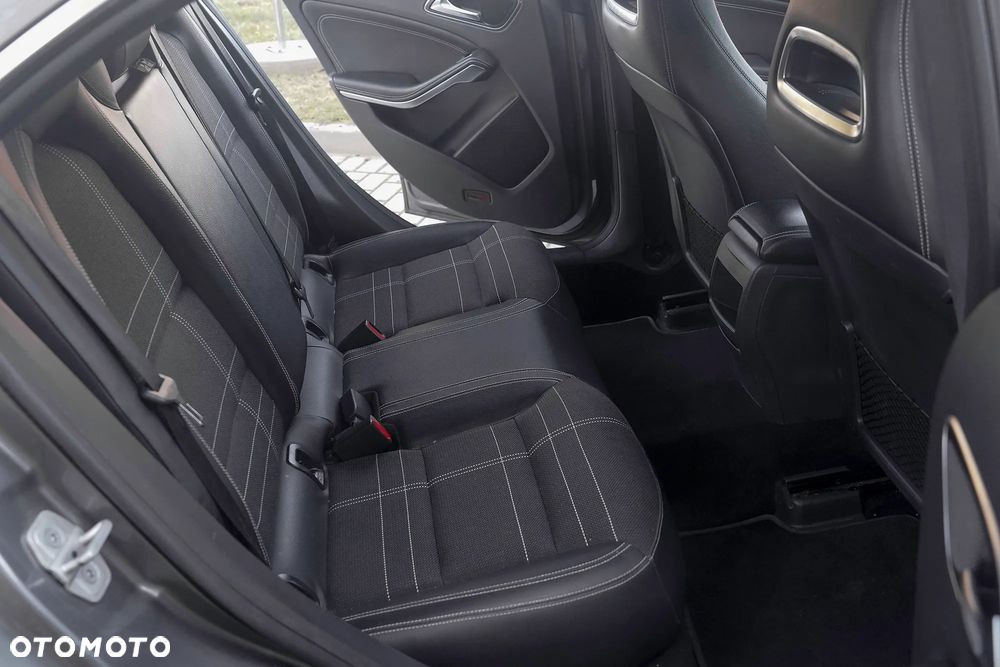 Mercedes-Benz CLA 180 AMG Line - 33