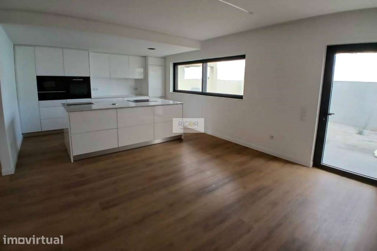 Moradia T3 de 3 frentes e jardim nova ao centro da Maia - Grande imagem: 2/29