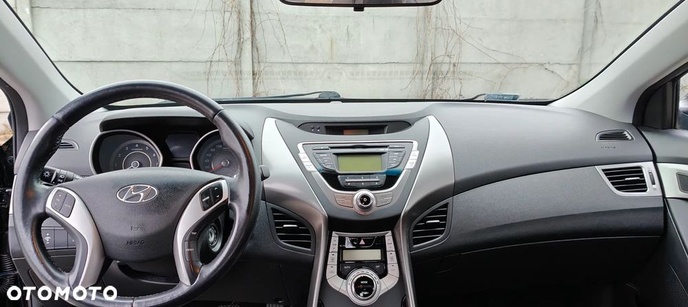 Hyundai Elantra 1.6 Comfort - 12